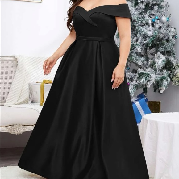 Elegant Black Off-Shoulder Maxi Dress - Picture 6 of 6